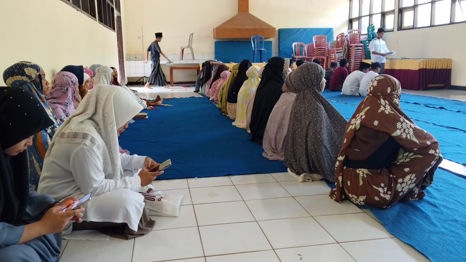 Menemukan Terang di Balik Asingnya Pengabdian